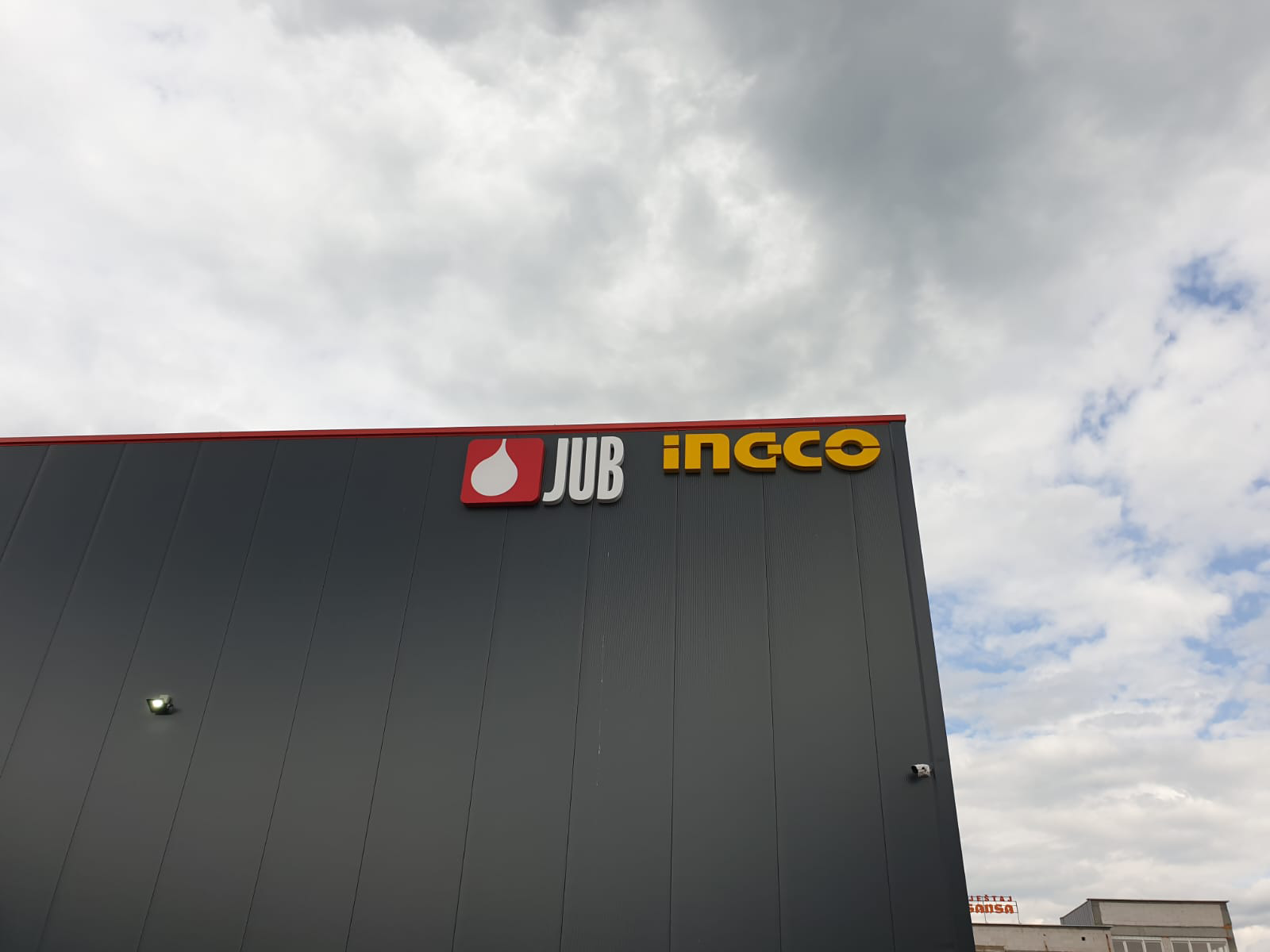 Svjetleća slova „JUB / INGCO“ na fasadi objekta — front-lit izvedba