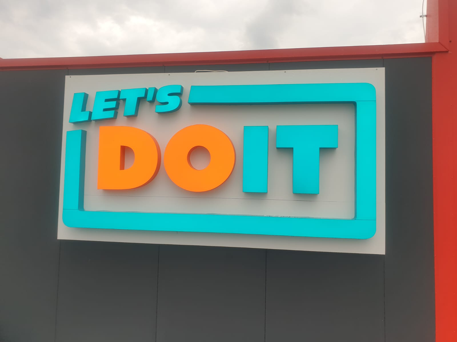 Akrilna svjetleća slova „LET’S DO IT“ — Profil 8, svjetli naprijed i bočno