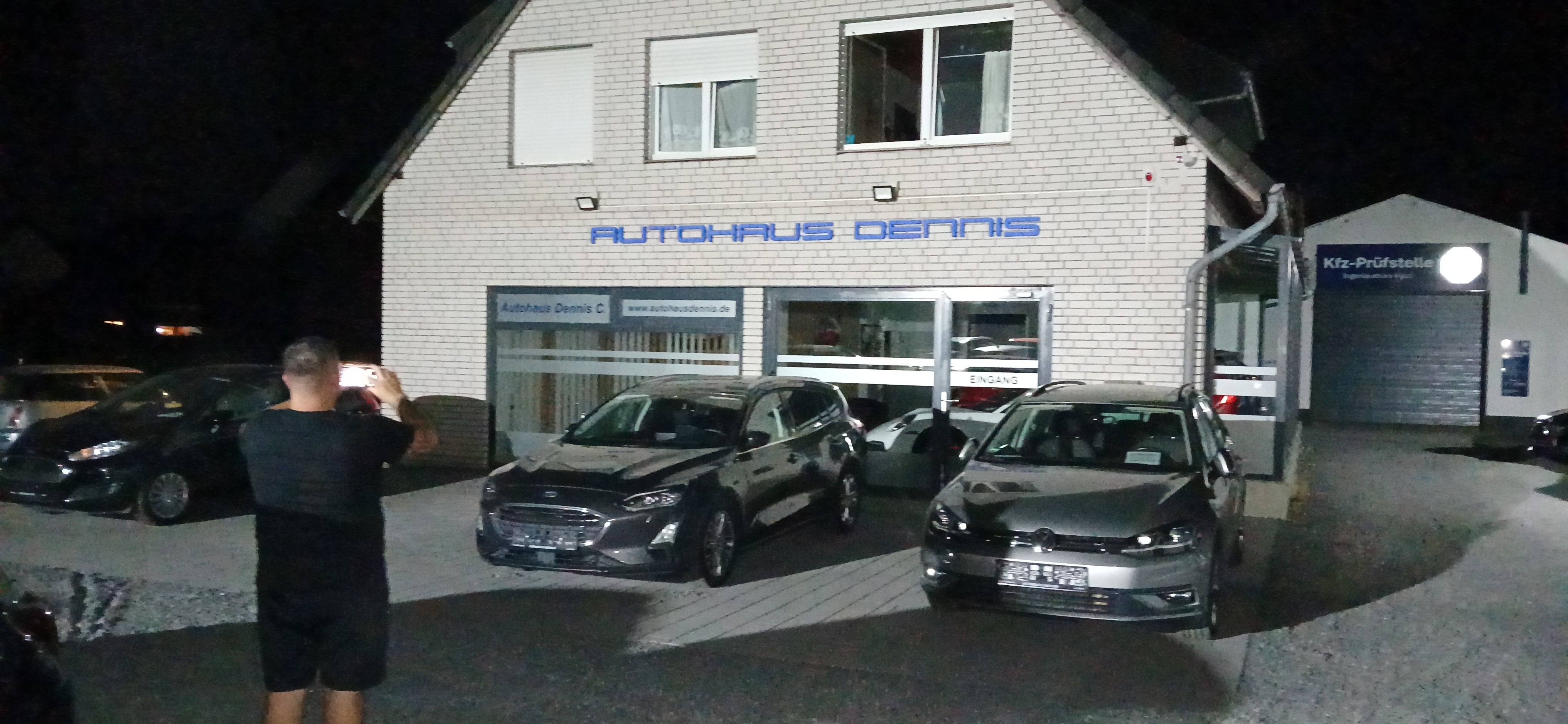 Osvijetljeni natpis auto-kuće u noći
