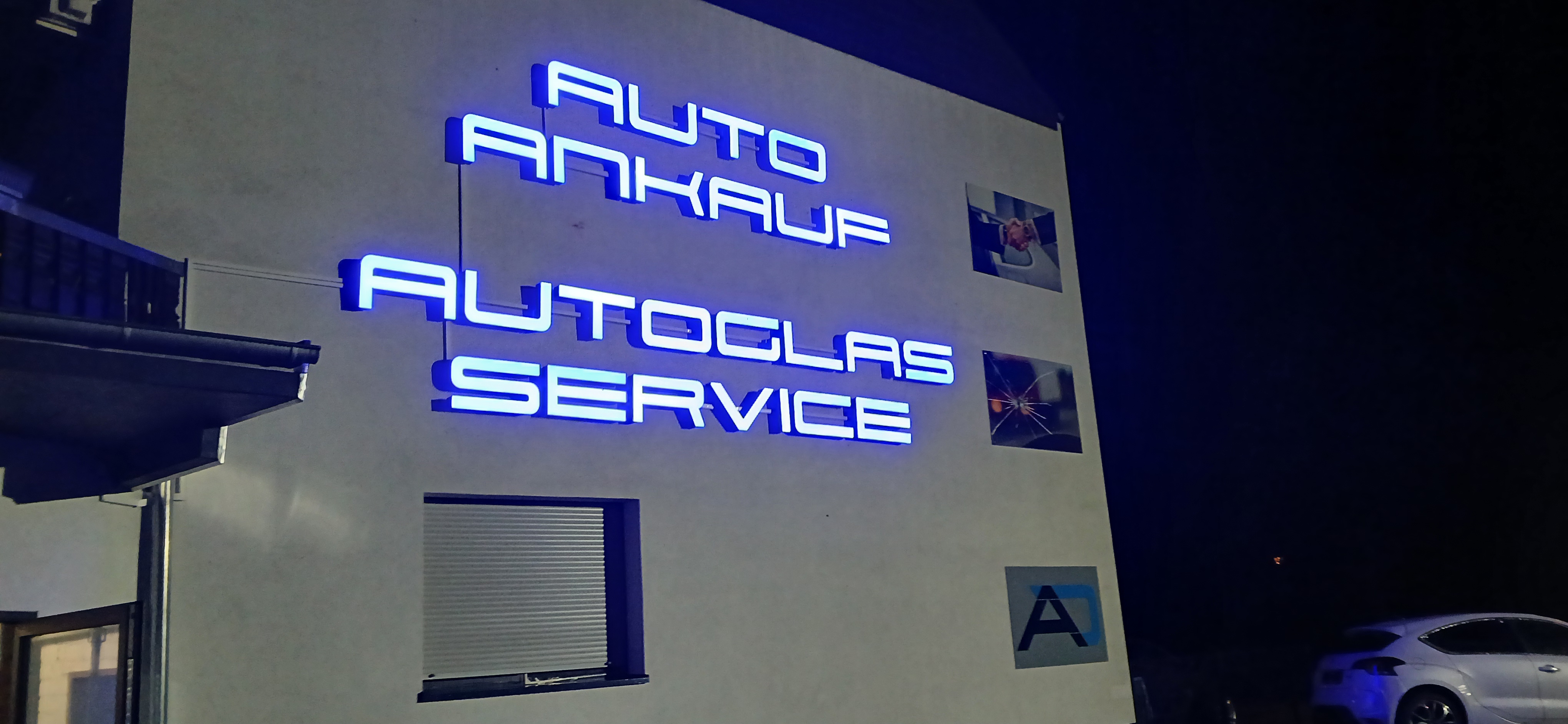 LED svjetleća slova Auto Ankauf — noćni snimak
