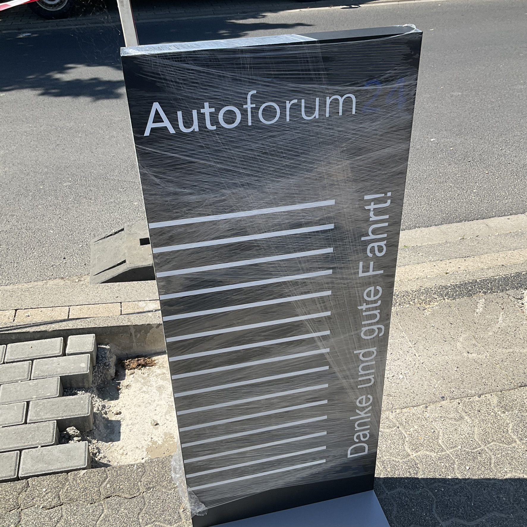 Pilon-stela prije montaže, u zaštitnoj foliji