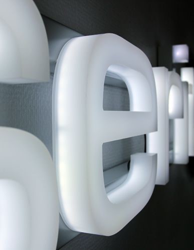 Detalj osvijetljenog akrilnog slova „e“