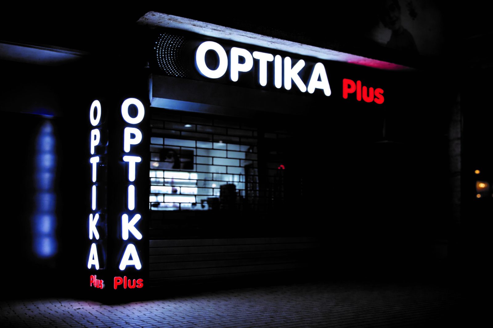 Svjetleće kutije „OPTIKA Plus“ noću — ujednačeno svjetleća ploha