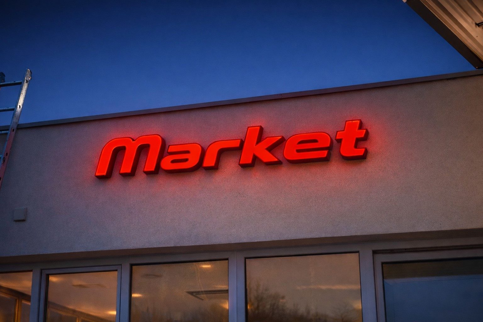 Front-lit svjetleća slova „Market“ sa crvenim akrilnim licem na fasadi