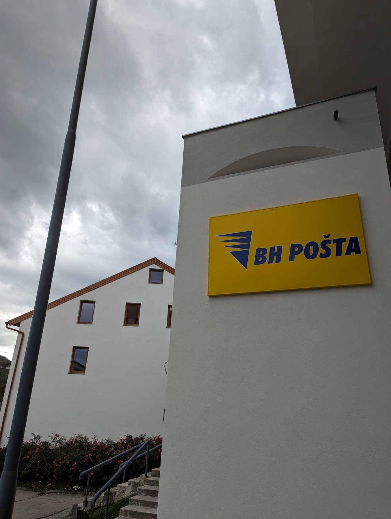 Žuta reklamna tabla BH Pošte na fasadi poslovnice