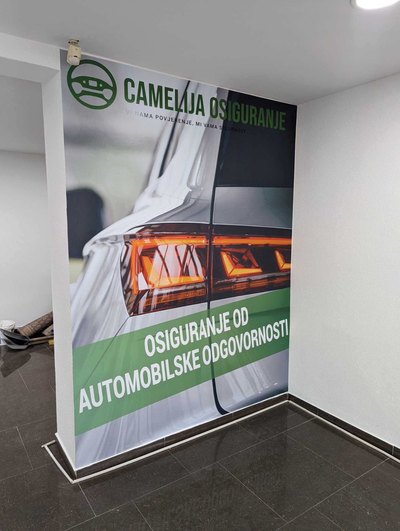 Zidna folija preko cijele visine u poslovnici Camelija Osiguranja
