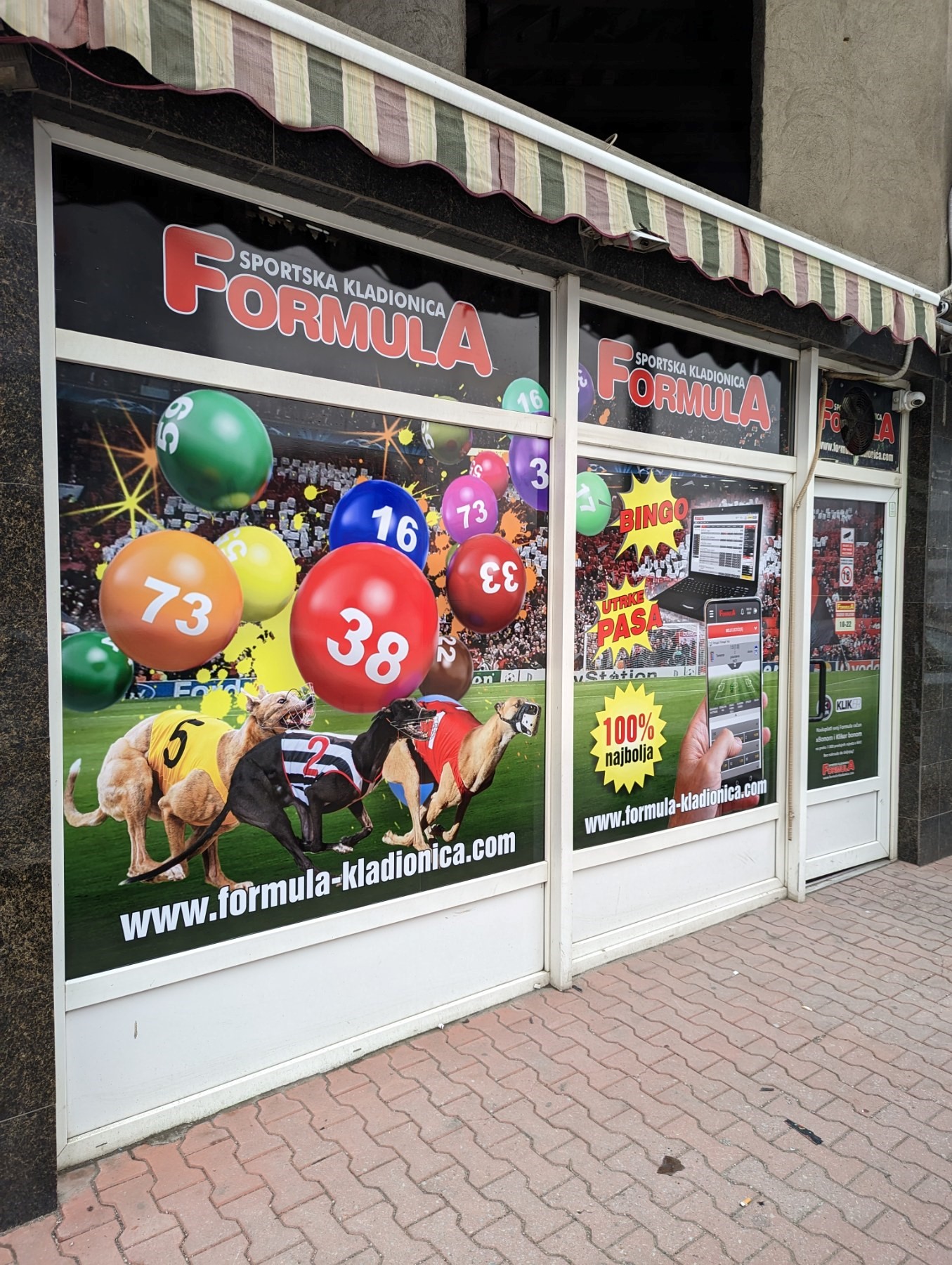 Izlog sportske kladionice Formula prekriven reklamnom folijom