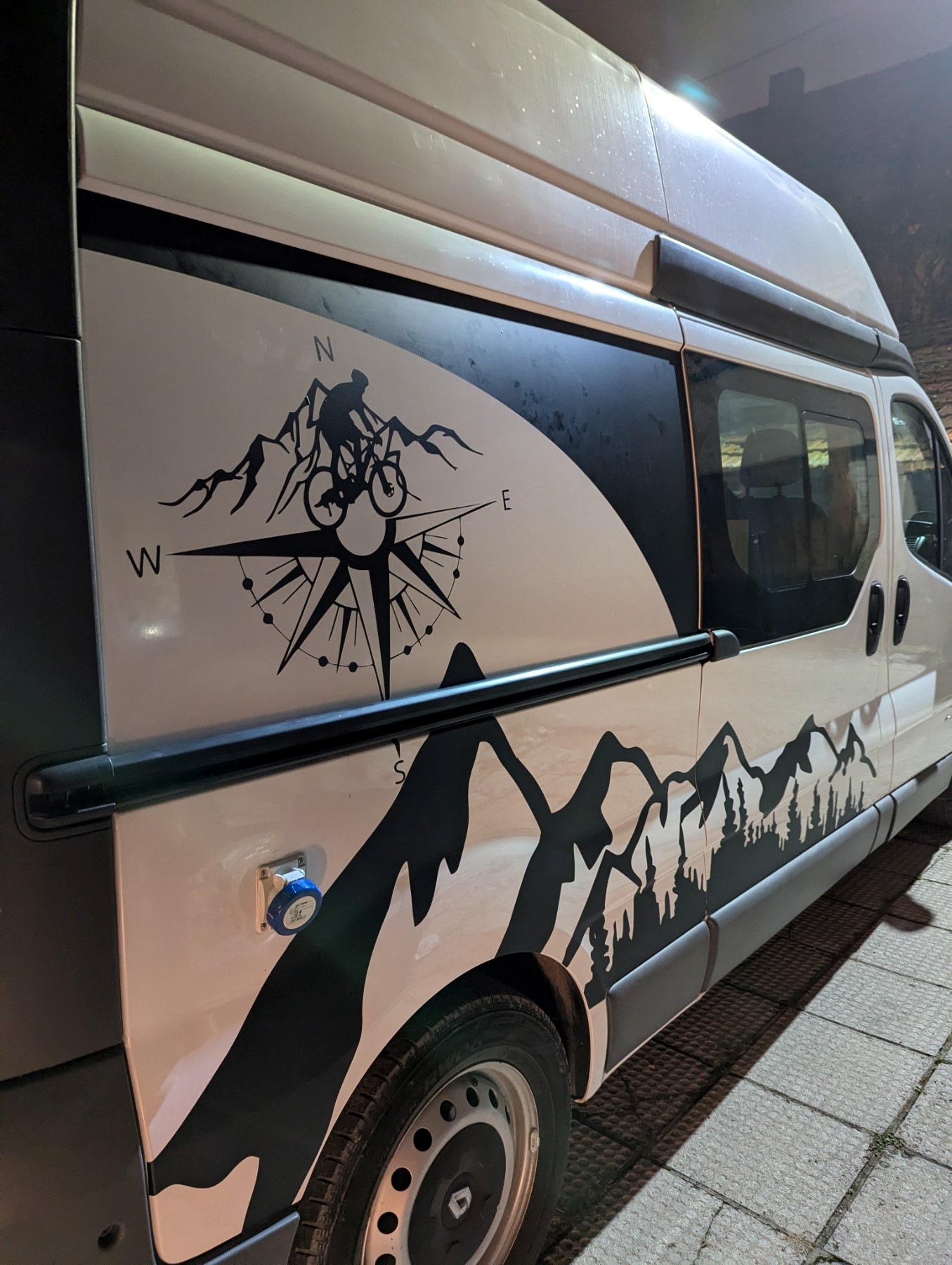 Kombi sa dekorativnom autografikom — planinski motiv i kompas