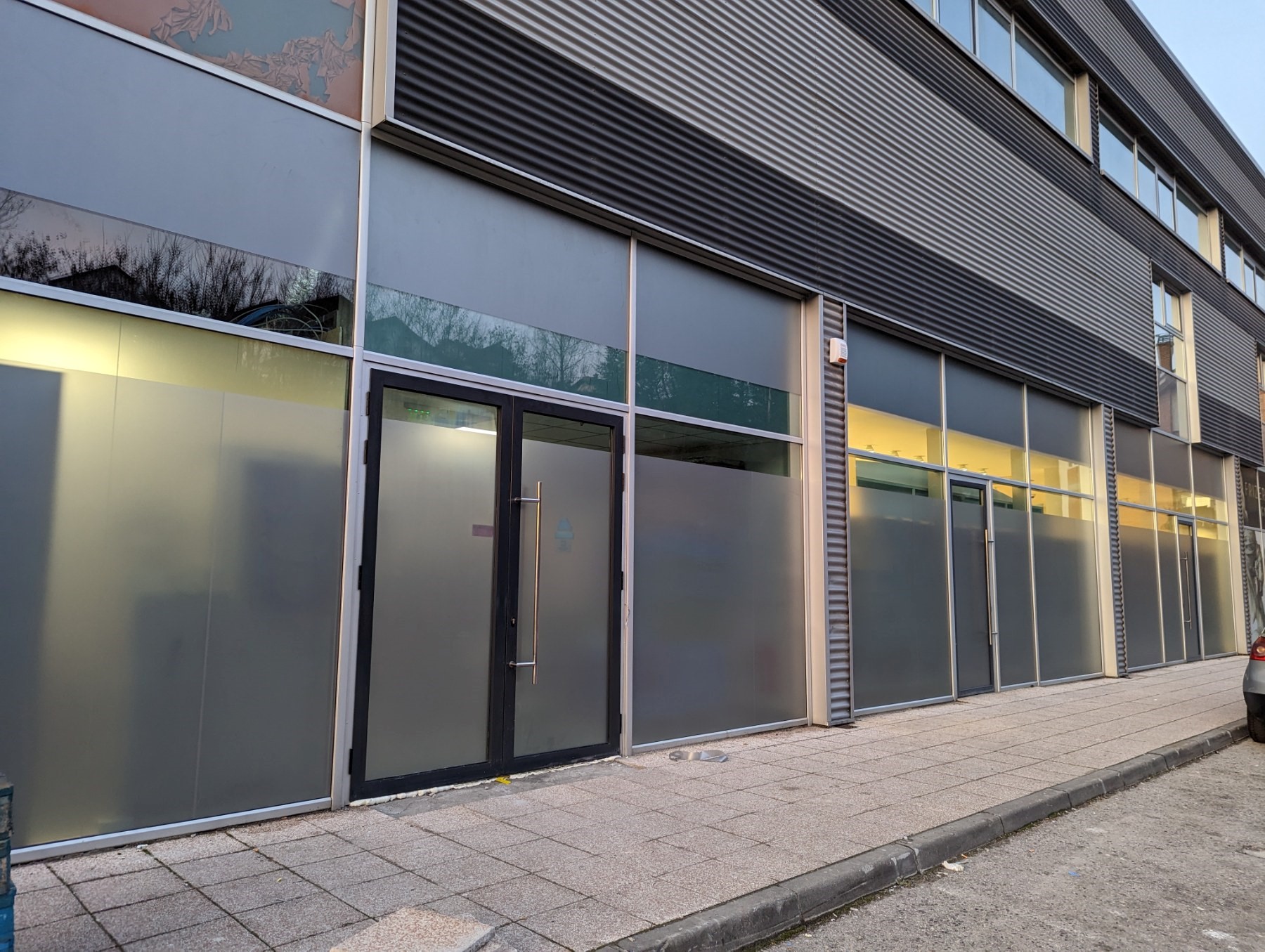 Staklene fasadne plohe oslojene mat (peskiranom) folijom za privatnost