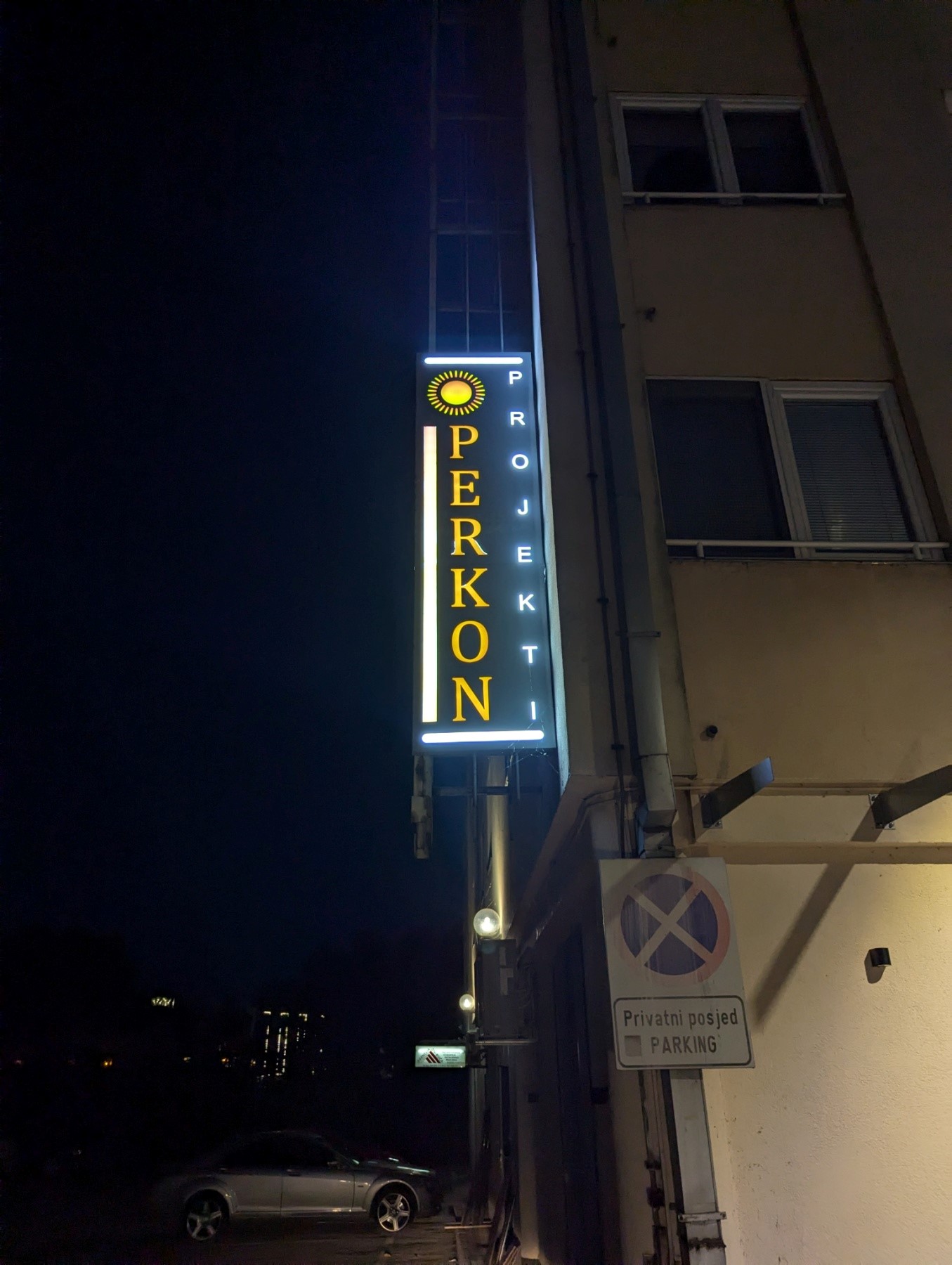 Svjetleća konzolna reklama — Perkon Projekti (noćni prikaz)